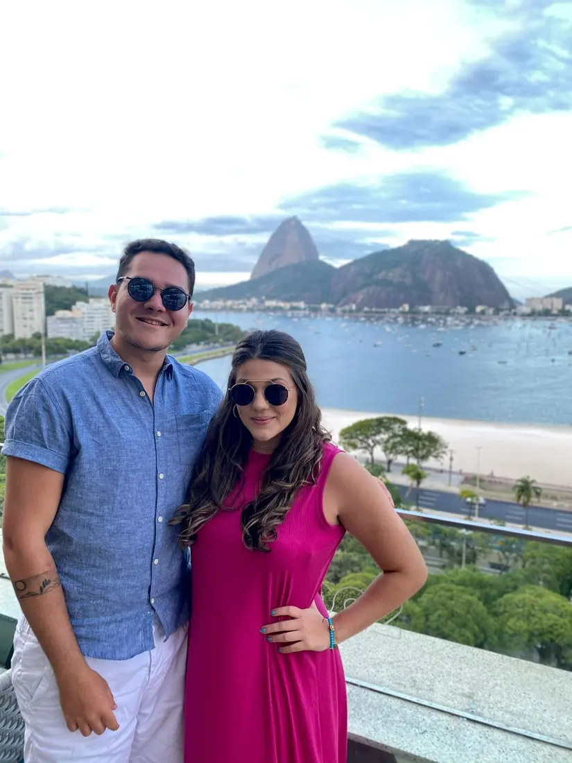 Minca e Jo&atilde;o abra&ccedil;ados